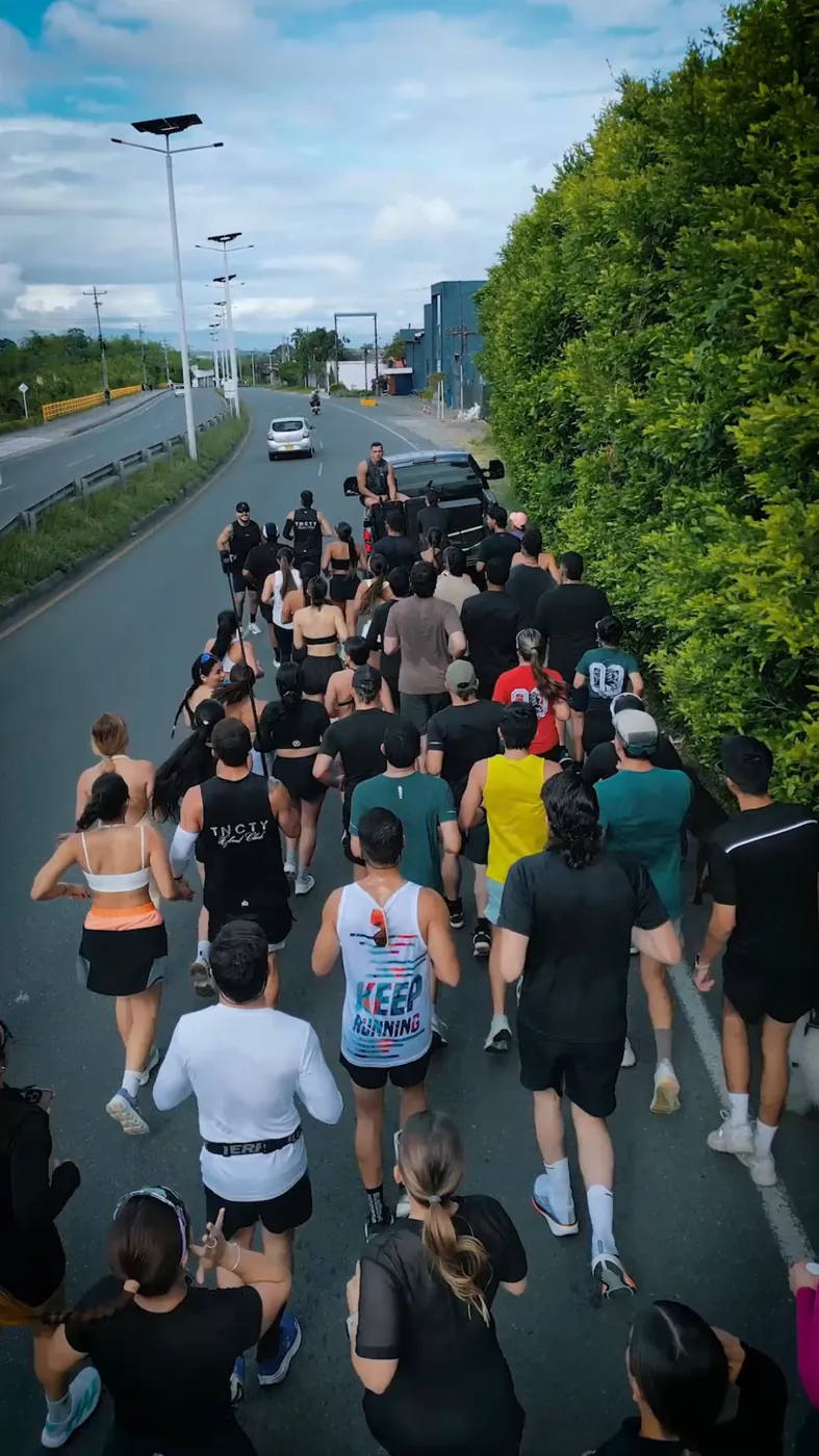 El grupo corriendo por la vía