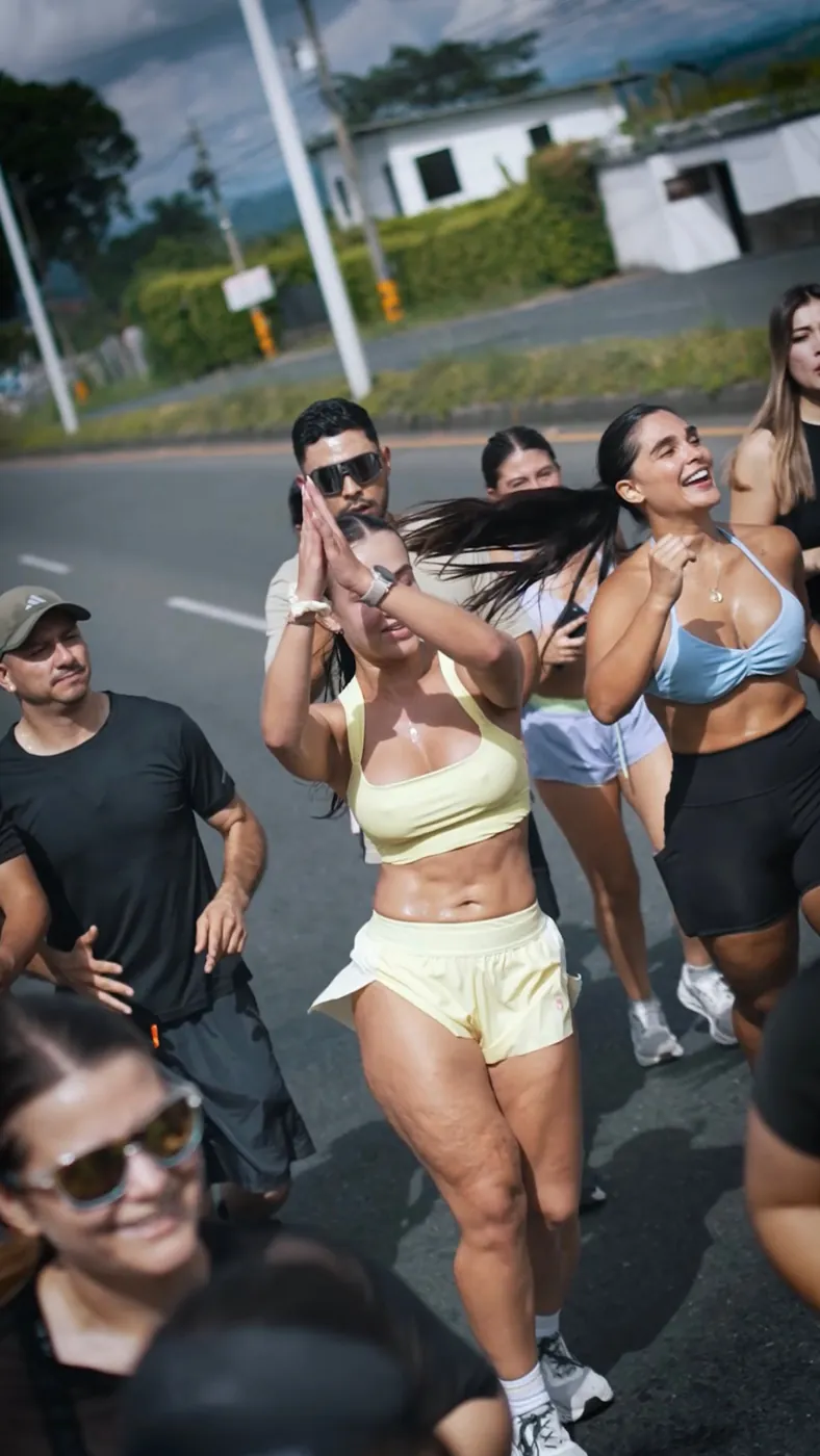 El grupo corriendo por la vía en Armenia
