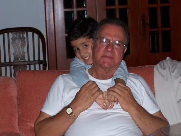 Orlando de Jesús Zuluaga Giraldo con su nieto Jacobo